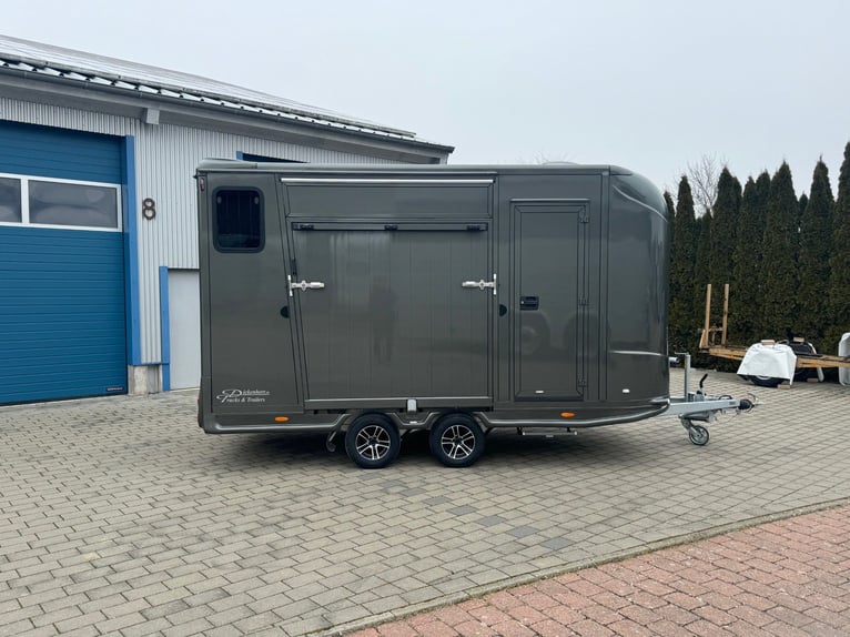 Pferdeanhänger Pferdetransporter DT Trailer 2 Pferde mit Wohnung/Sattelschrank Viehtransporter