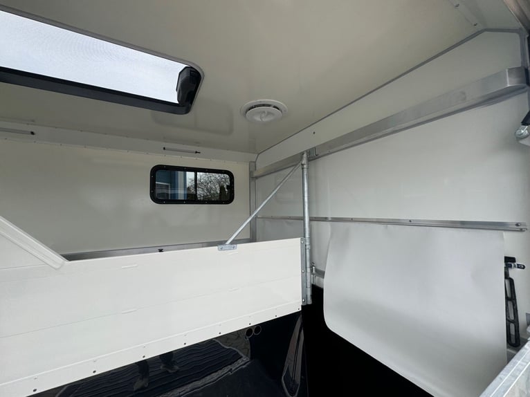 Pferdeanhänger Pferdetransporter DT Trailer 2 Pferde mit Wohnung/Sattelschrank Viehtransporter