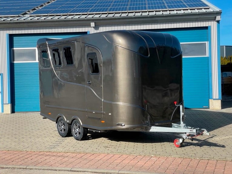 Pferdetransporter Pferdeanhänger DT Trailer 3 Pferde mit Großer Sattelkammer Paardentrailer Anhänger