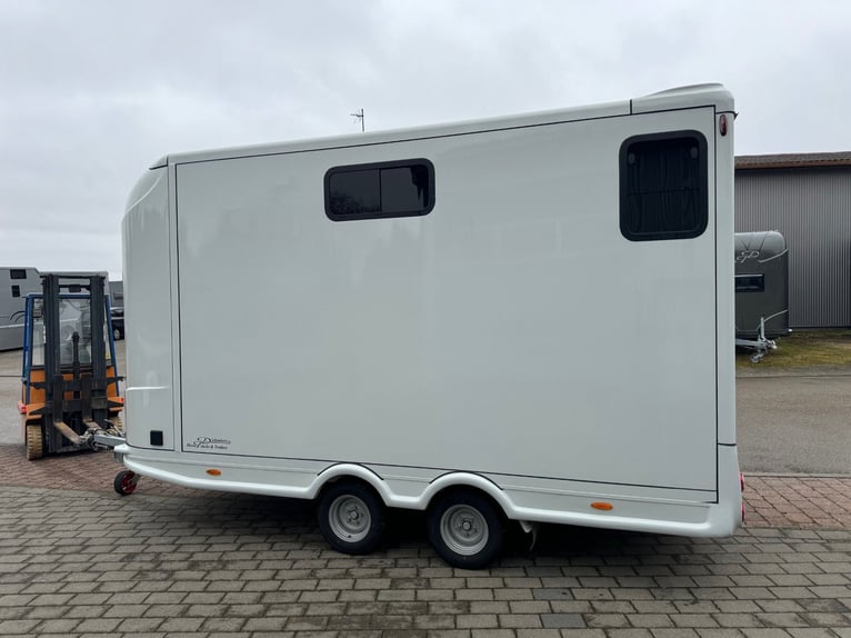 Pferdetransporter Pferdeanhänger DT Trailer Hengst mit Wohnung Wohnabteil mit Dusche 3,5t