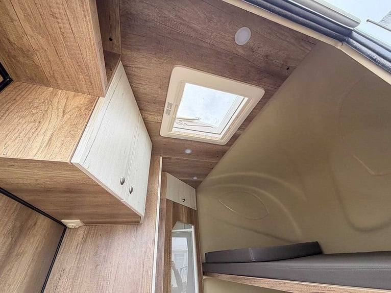 Przyczepa do przewozu koni DT Trailer 2-konny z mieszkaniem / szafką na siodła, transporter dla zwie