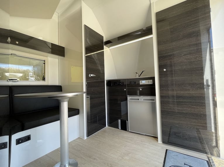 RJH 675 Przyczepa na 3 konie z mieszkaniem, podwójnym łóżkiem, prysznicem, UNIKALNA, 3,5 t ciężarówk