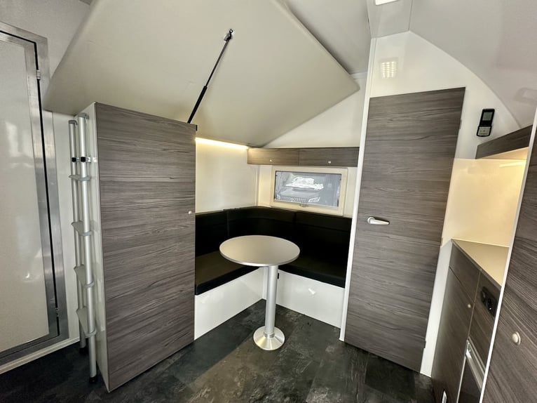 RJH 675 Trailer für 3 Pferde mit großer Wohnung, Dusche und Doppelbett – Gebrauchtfahrzeug