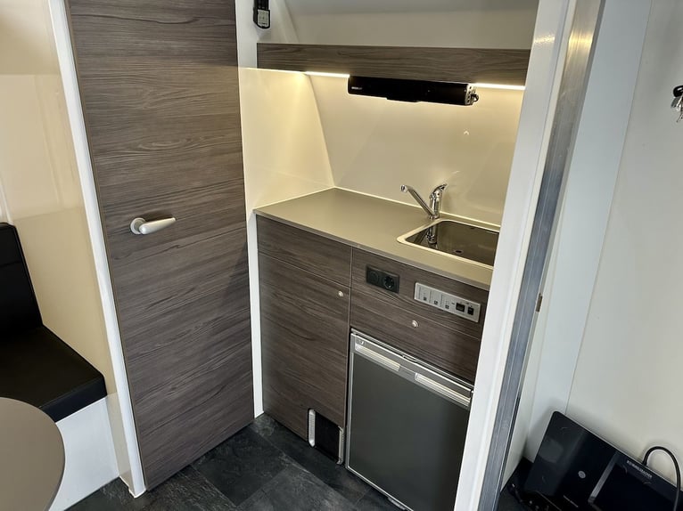 RJH 675 Trailer für 3 Pferde mit großer Wohnung, Dusche und Doppelbett – Gebrauchtfahrzeug