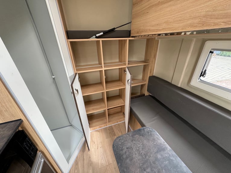 Transporter for horses, 2-3 horse trailer with spacious living area, 3.5 tons