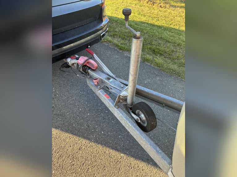 Przyczepa do przewozu koni Humbaur Atis, pełny polietylen, aluminiowa podłoga