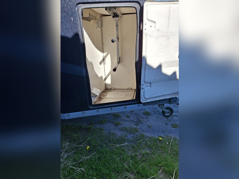 Przyczepa transportowa dla koni