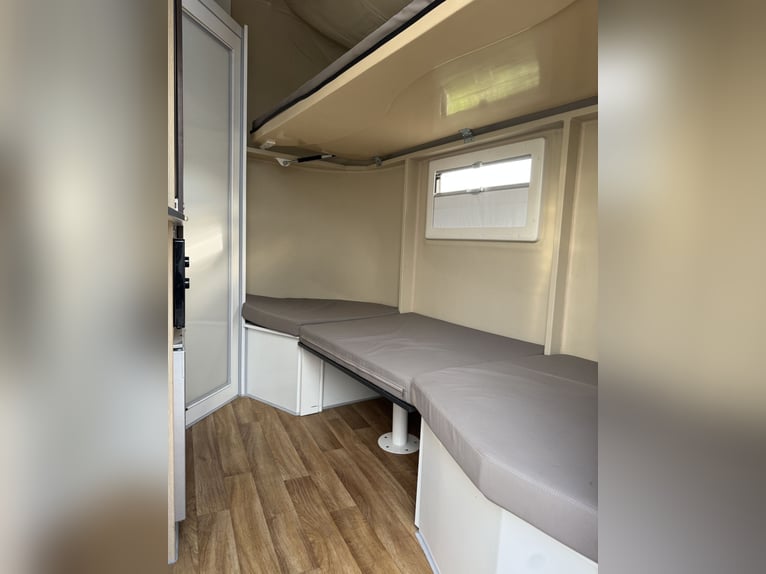Przyczepa transportowa Steinsberger dla 3 koni z przyczepą mieszkalną