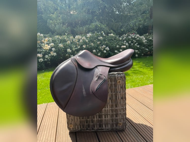 Siodło skokowe marki Antares w rozmiarze 17,5. Model Evolution-D