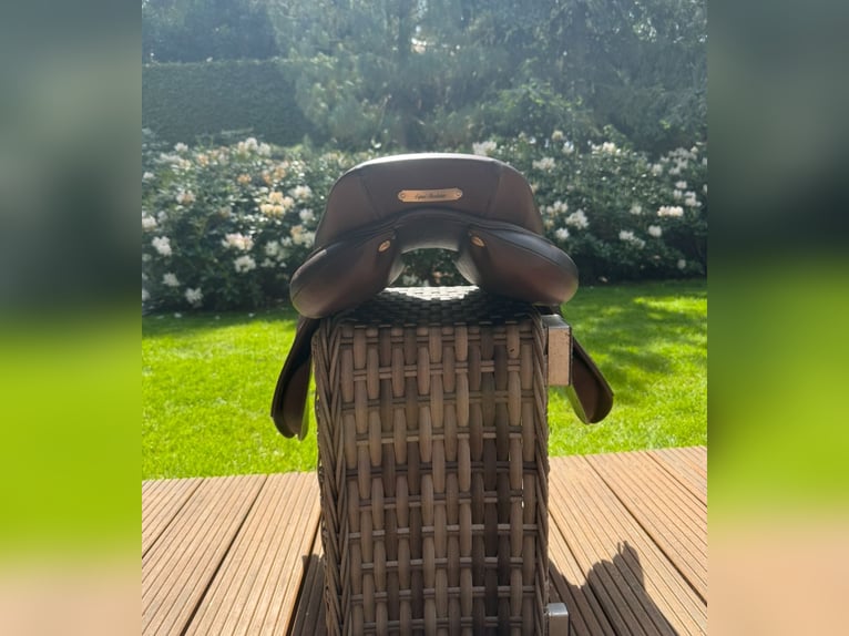 Siodło skokowe marki Antares w rozmiarze 17,5. Model Evolution-D