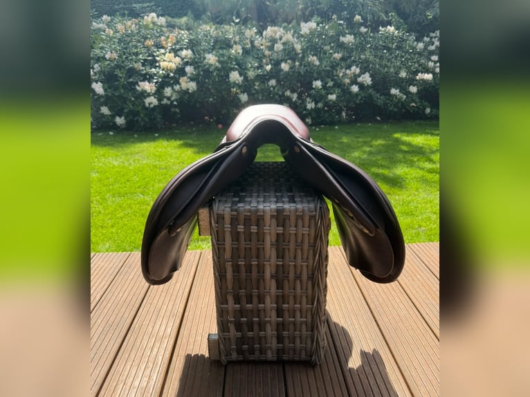 Siodło skokowe marki Antares w rozmiarze 17,5. Model Evolution-D