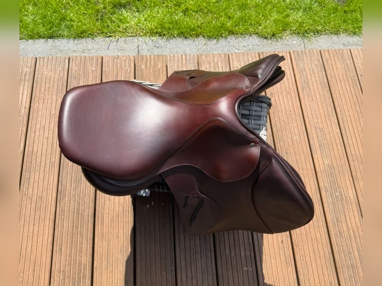 Siodło skokowe marki Antares w rozmiarze 17,5. Model Evolution-D