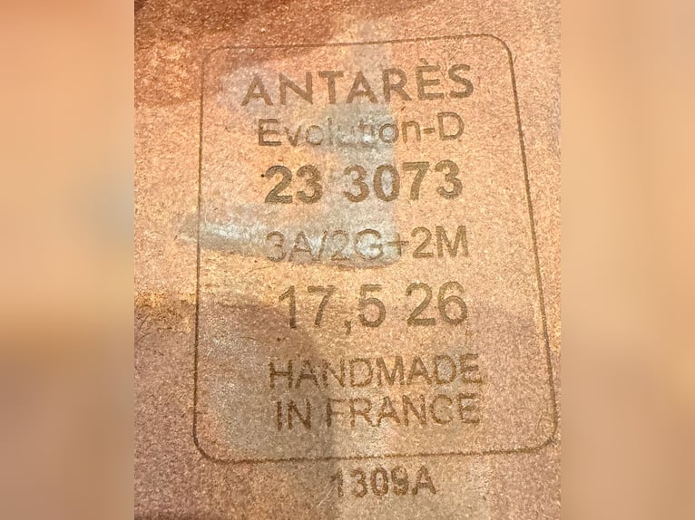 Siodło skokowe marki Antares w rozmiarze 17,5. Model Evolution-D