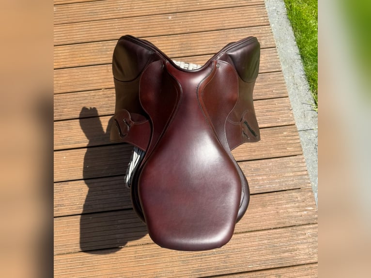 Siodło skokowe marki Antares w rozmiarze 17,5. Model Evolution-D