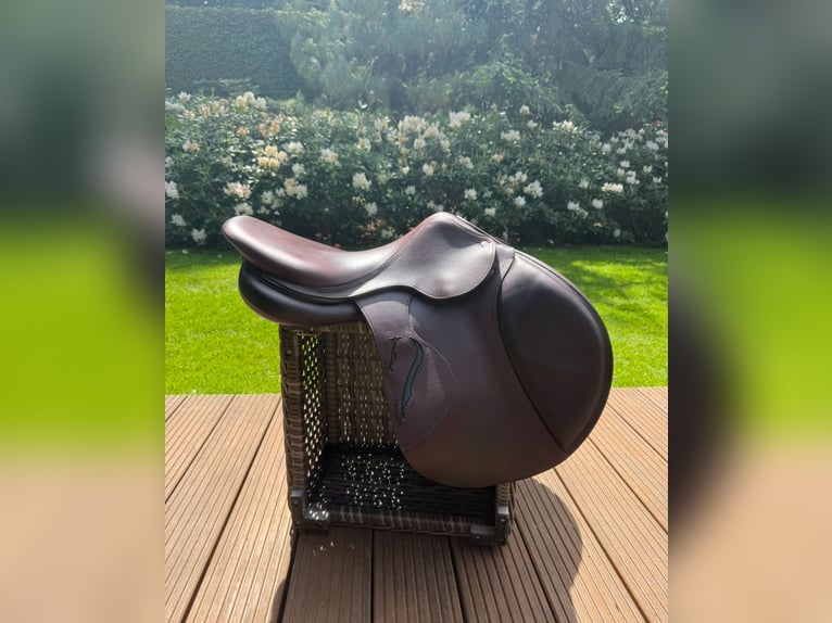 Siodło skokowe marki Antares w rozmiarze 17,5. Model Evolution-D