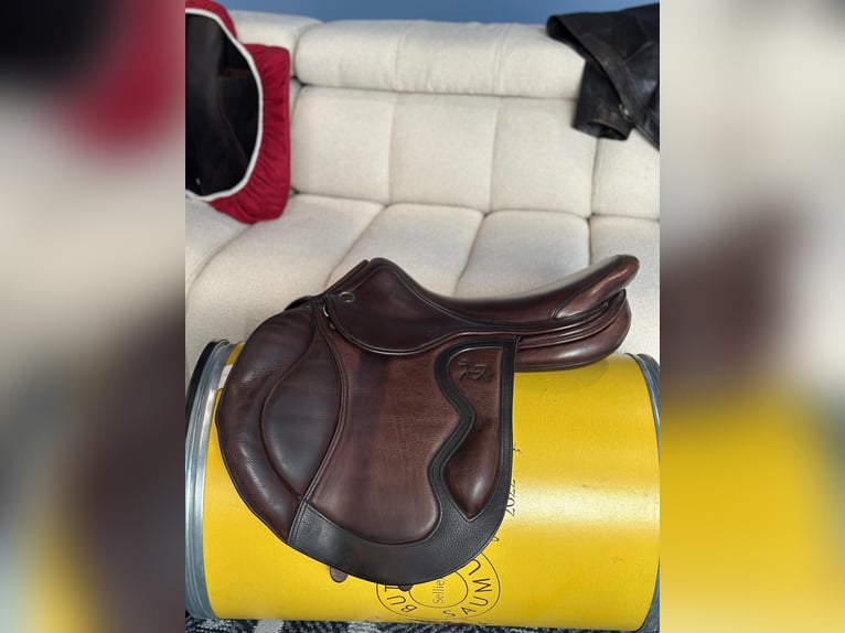 Siodło skokowe Elfab w rozmiarze 18”