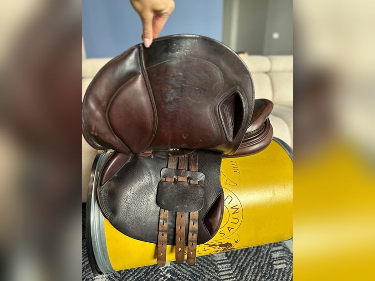 Siodło skokowe Elfab w rozmiarze 18”