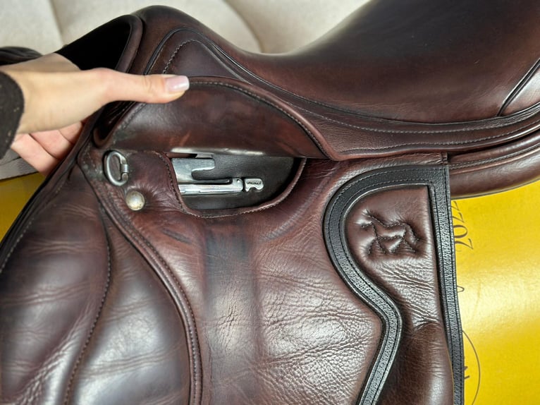 Siodło skokowe Elfab w rozmiarze 18”