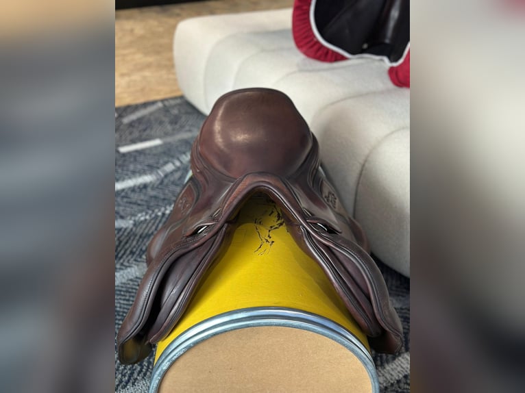 Siodło skokowe Elfab w rozmiarze 18”