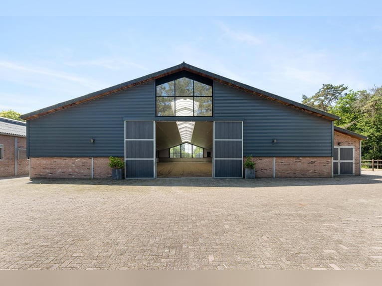 A beautiful equestrian facility, situated on a dream location!