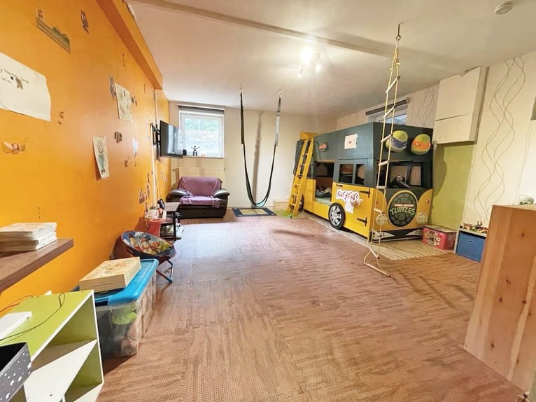 Das Anwesen befindet sich in Osthessen, im Landkreis Fulda, in der Gemeinde Hosenfeld