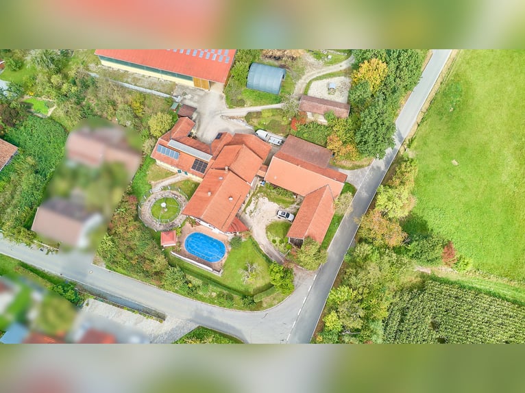 Dom wieśniaczy w Bawarii z wysokiej jakości, prywatnym ośrodkiem jeździeckim, w tym krytą ujeżdżalni