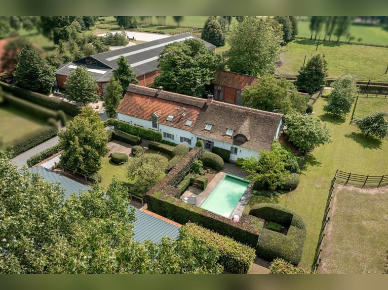 Exclusief hippisch eigendom met luxe woonboerderij