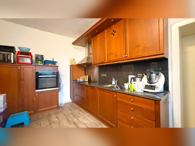 Gospodarstwo z krytą ujeżdżalnią, stajniami oraz rozległymi terenami do dzierżawy w Linnich