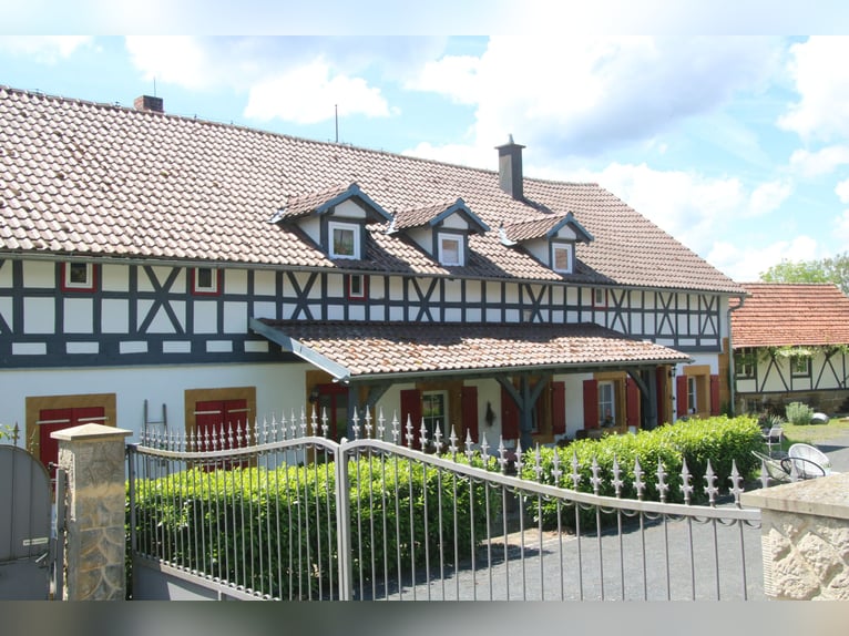 Historyczny dwór / mały ośrodek jeździecki w pobliżu Bamberg, możliwość korzystania z hali jeździeck