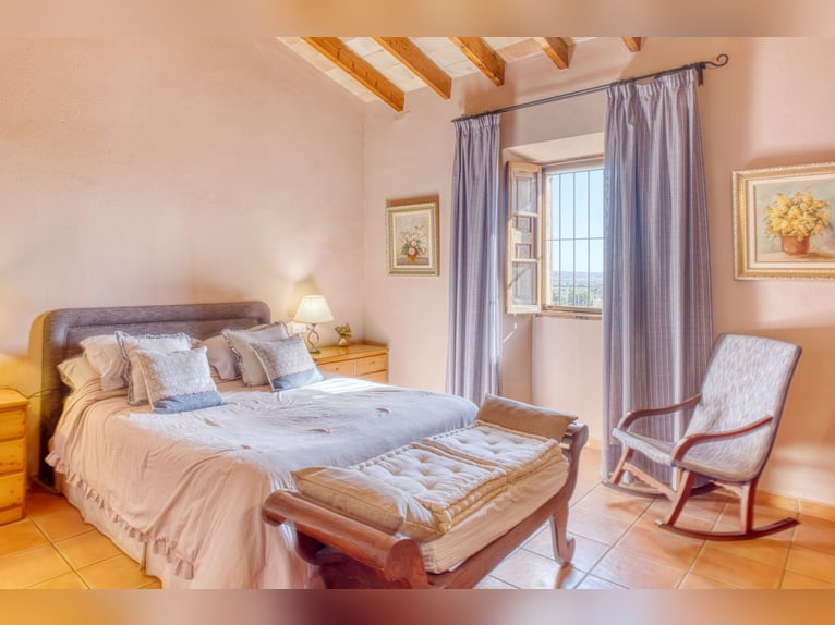 Mallorca: Finca mit Stallungen auf 15 Hektar Land und Ferienvermietlizenz