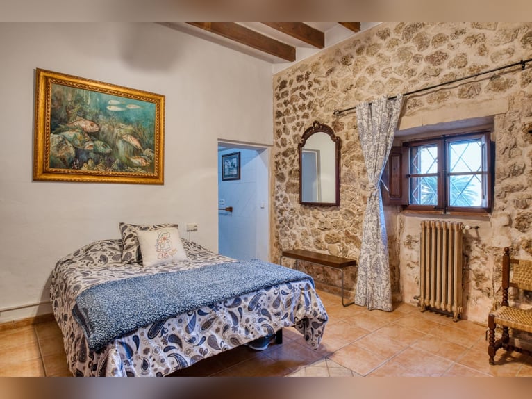 Mallorca: Große Finca auf 4,8 Hektar Land mit Stallungen