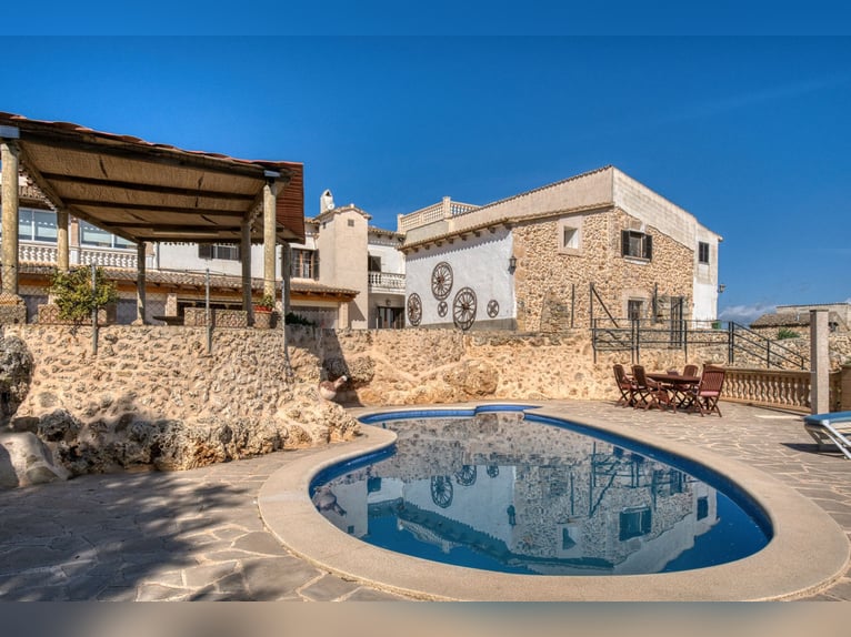 Mallorca: Große Finca auf 4,8 Hektar Land mit Stallungen