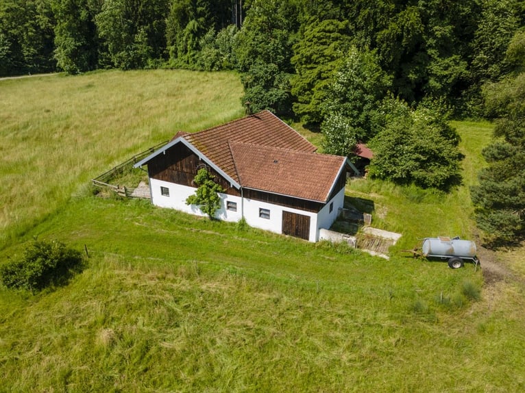 Malownicza posiadłość w Chiemgau – willa, 7 ha ziemi i stajnia, z potencjałem dla miłośników koni