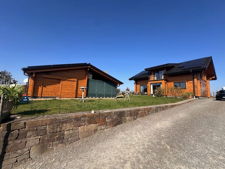 Modernes Holzblockhaus mit Offenstall in schöner Aussichtslage