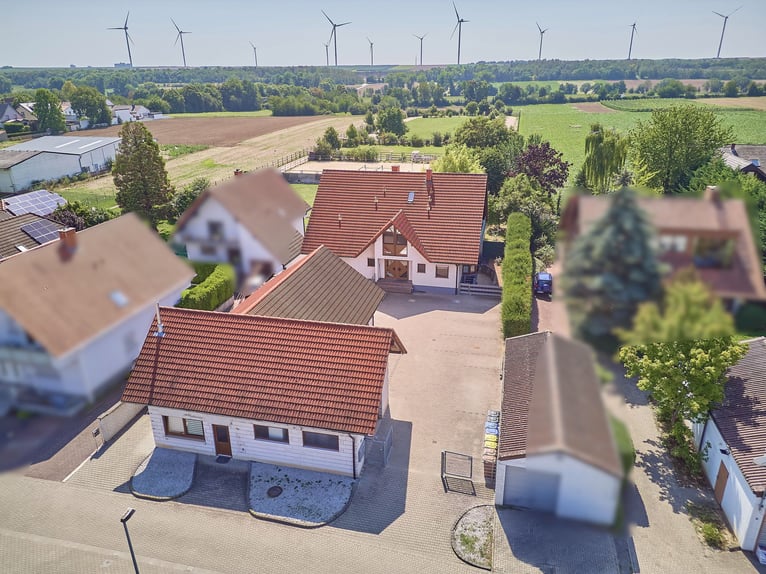 Pferdeimmobilie in Worms mit großem Mehrfamilienhaus und eigener Ovalbahn zu verkaufen!