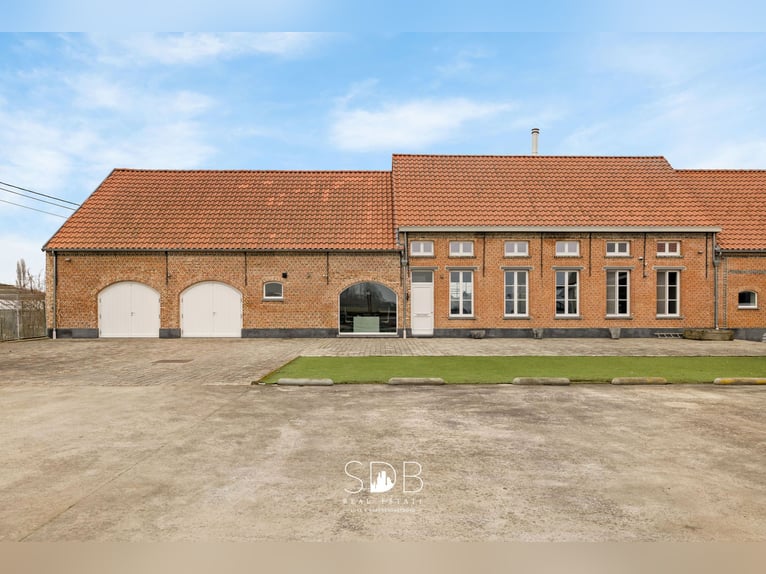 Piękna rezydencja w stylu wiejskim z budynkami gospodarskimi i pastwiskami na powierzchni 89 070 m² 