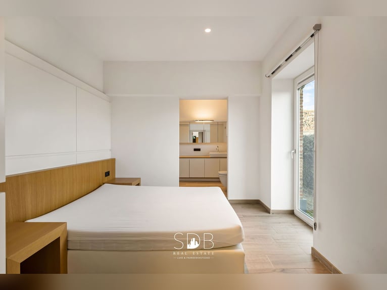 Piękna rezydencja w stylu wiejskim z budynkami gospodarskimi i pastwiskami na powierzchni 89 070 m² 