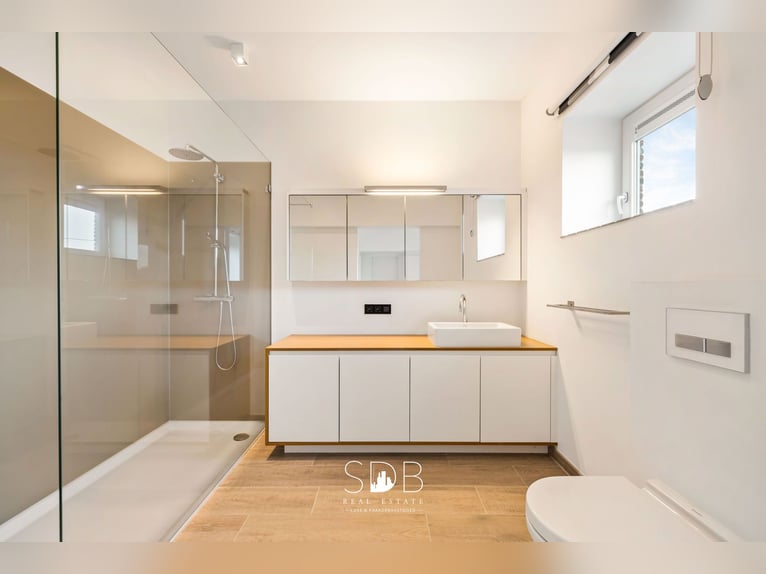 Prachtige villa in hoevestijl met bijgebouwen en graslanden op 89.070m² - 2811 Leest