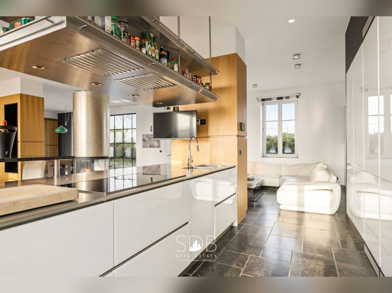 Prachtige villa in hoevestijl met bijgebouwen en graslanden op 89.070m² - 2811 Leest
