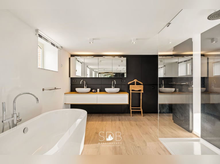 Prachtige villa in hoevestijl met bijgebouwen en graslanden op 89.070m² - 2811 Leest