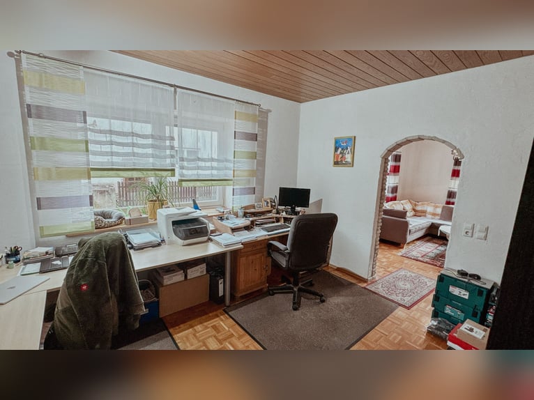 Reitanlage mit Wohnhaus, arrondierten Flächen und moderner PV-Anlage