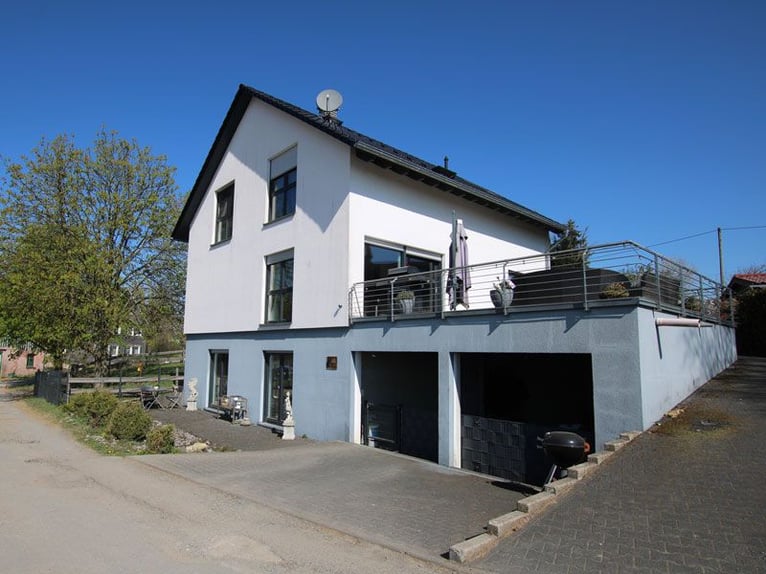 Reitsportanlage mit hochwertigem und modernem Einfamilienhaus und fünf Hektar Land
