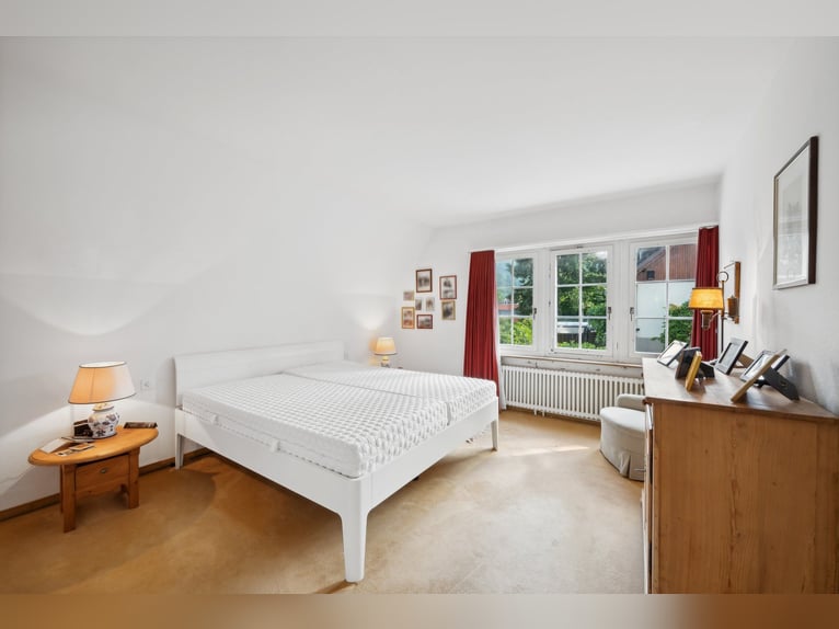 Stilvolles Landhaus mit Pferdestallung und Dressurplatz in ruhiger Lage nahe Basel