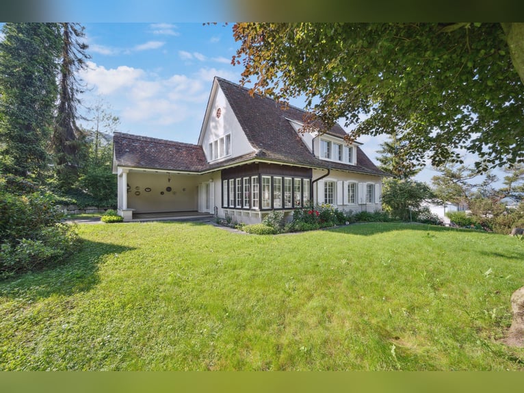 Stilvolles Landhaus mit Pferdestallung und Dressurplatz in ruhiger Lage nahe Basel