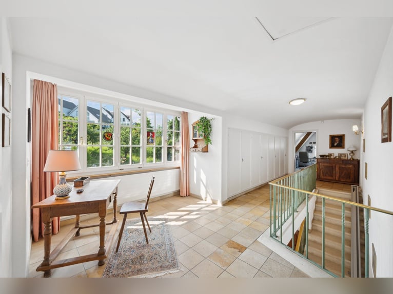 Stilvolles Landhaus mit Pferdestallung und Dressurplatz in ruhiger Lage nahe Basel