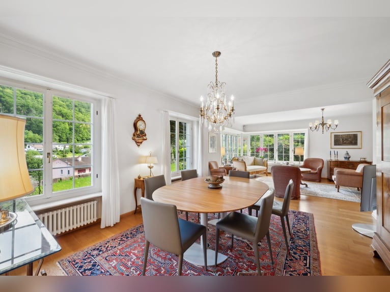 Stilvolles Landhaus mit Pferdestallung und Dressurplatz in ruhiger Lage nahe Basel