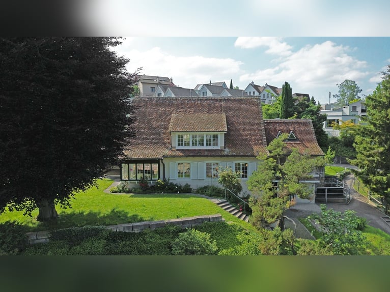 Stilvolles Landhaus mit Pferdestallung und Dressurplatz in ruhiger Lage nahe Basel