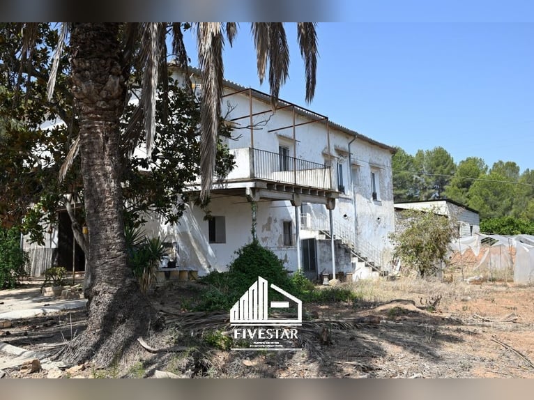 Urokliwy dwór dla miłośników, idealny do hodowli koni