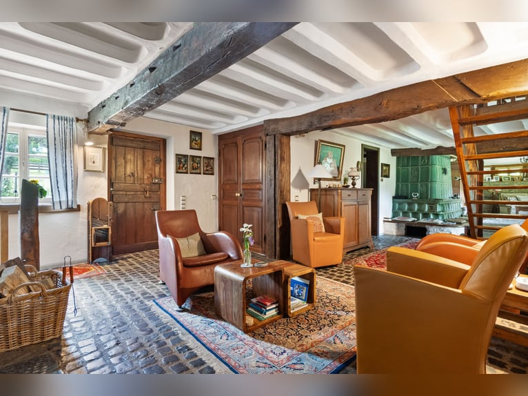 Zeitreise im Grünen: Historisches Bauernhaus mit Reetdach und kleinem Pferdestall in Monschau-Widdau