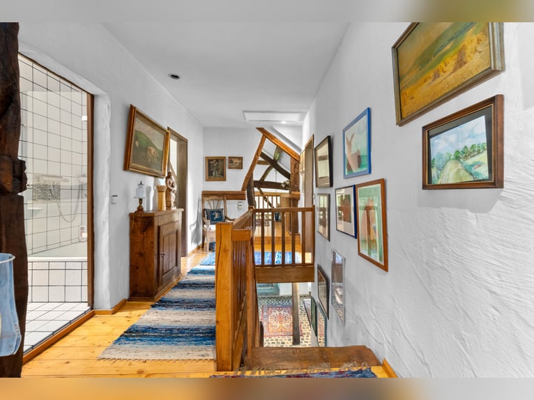 Zeitreise im Grünen: Historisches Bauernhaus mit Reetdach und kleinem Pferdestall in Monschau-Widdau
